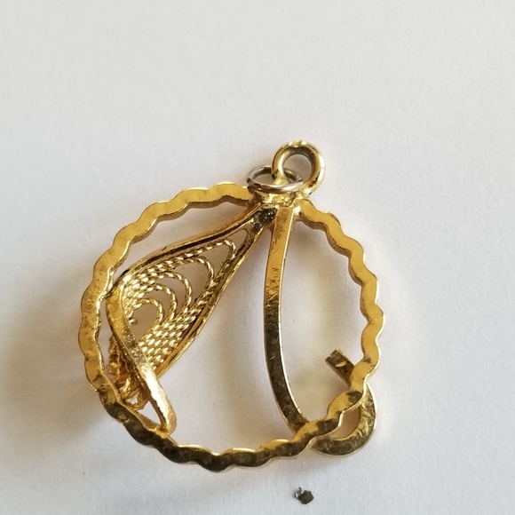 Vintage pendant circle filigree leaf curlicue gold tone metal charm - Picture 5 of 8